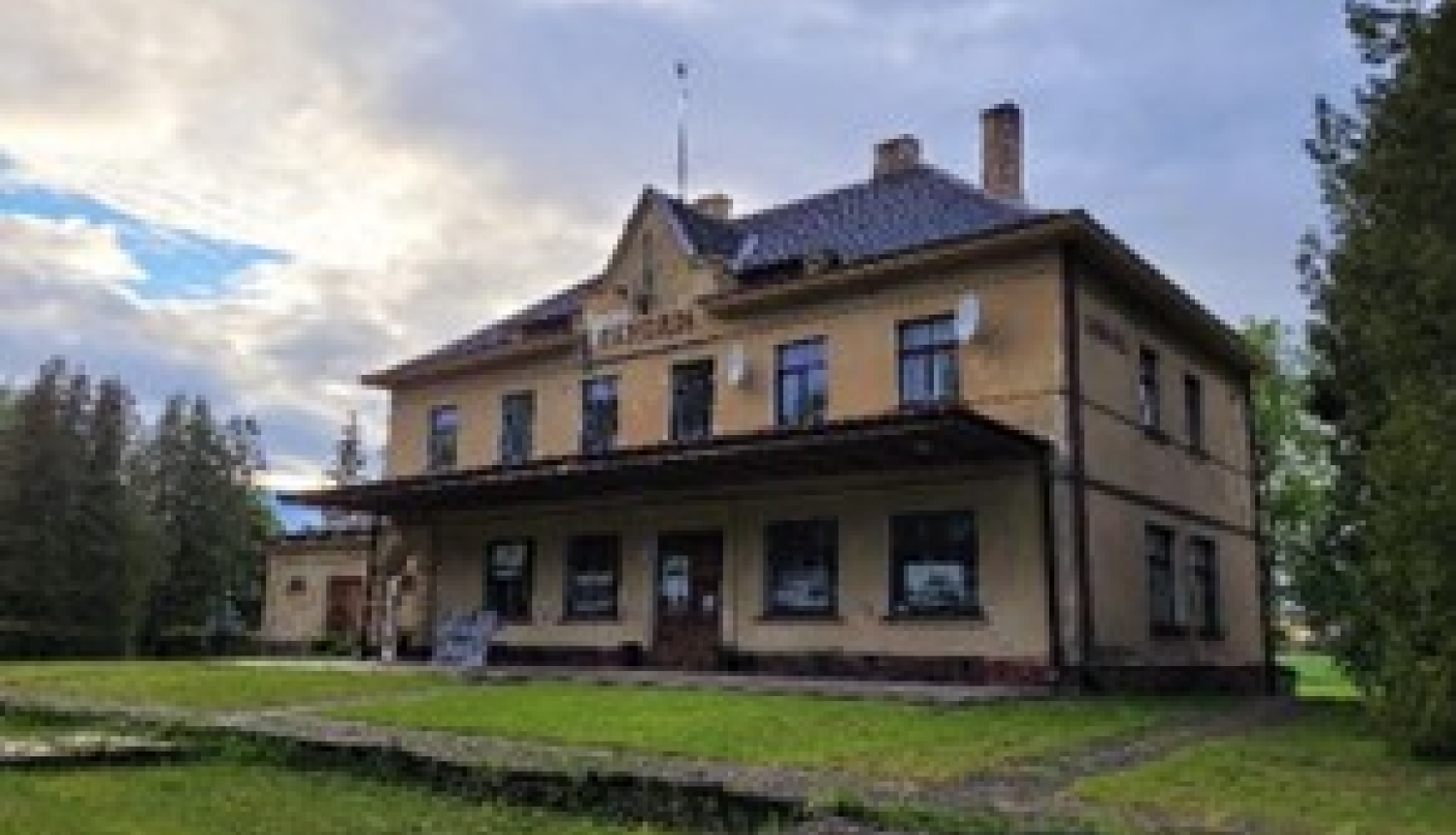 Dzelzceļa stacijas ēka